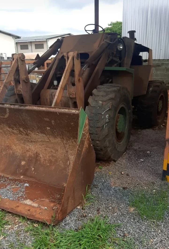 01 Bobcat (Carregadeira)